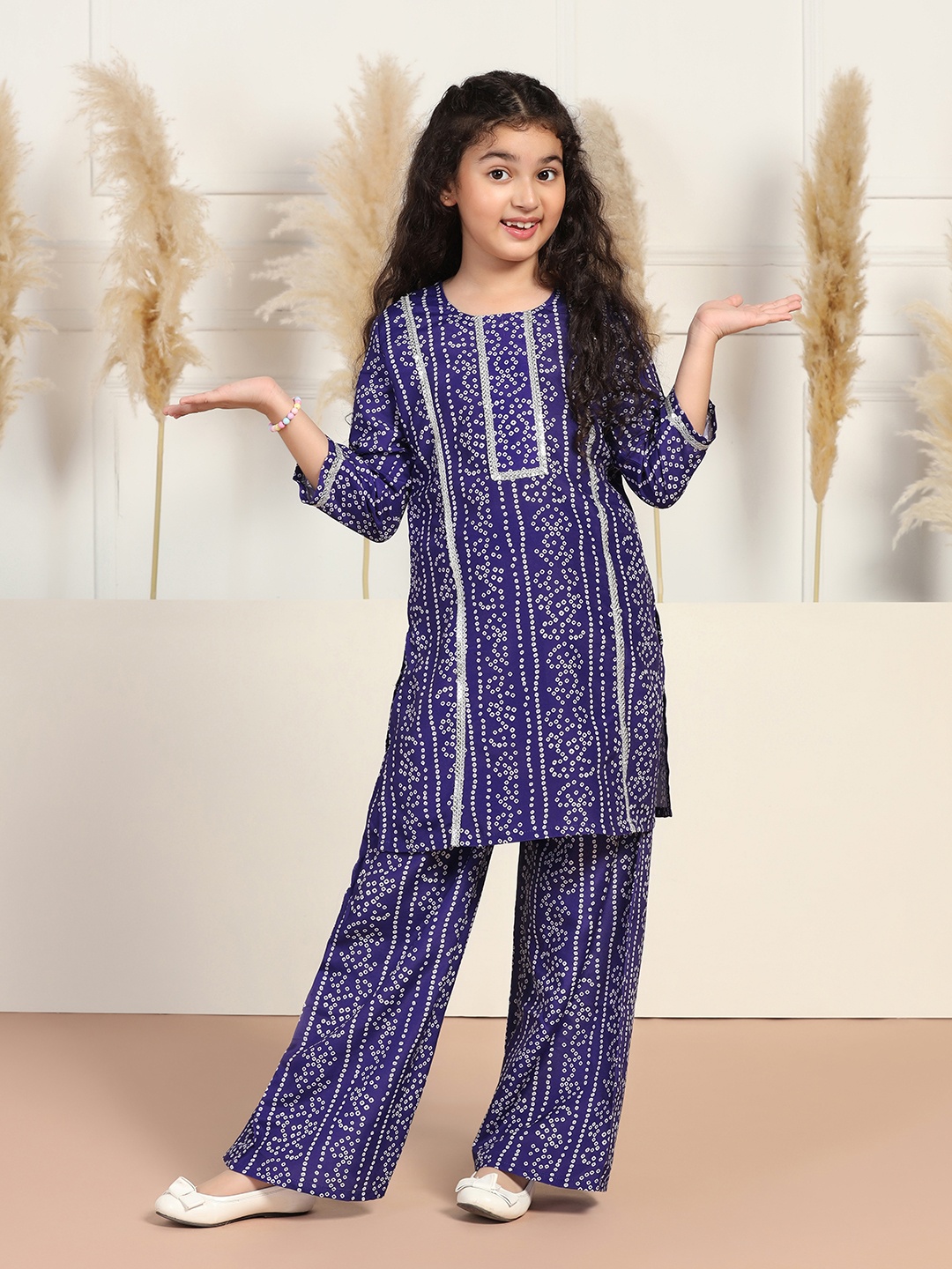 

Sangria Blue & White Girls Bandhani Printed Round Neck Straight Kurta With Trouser