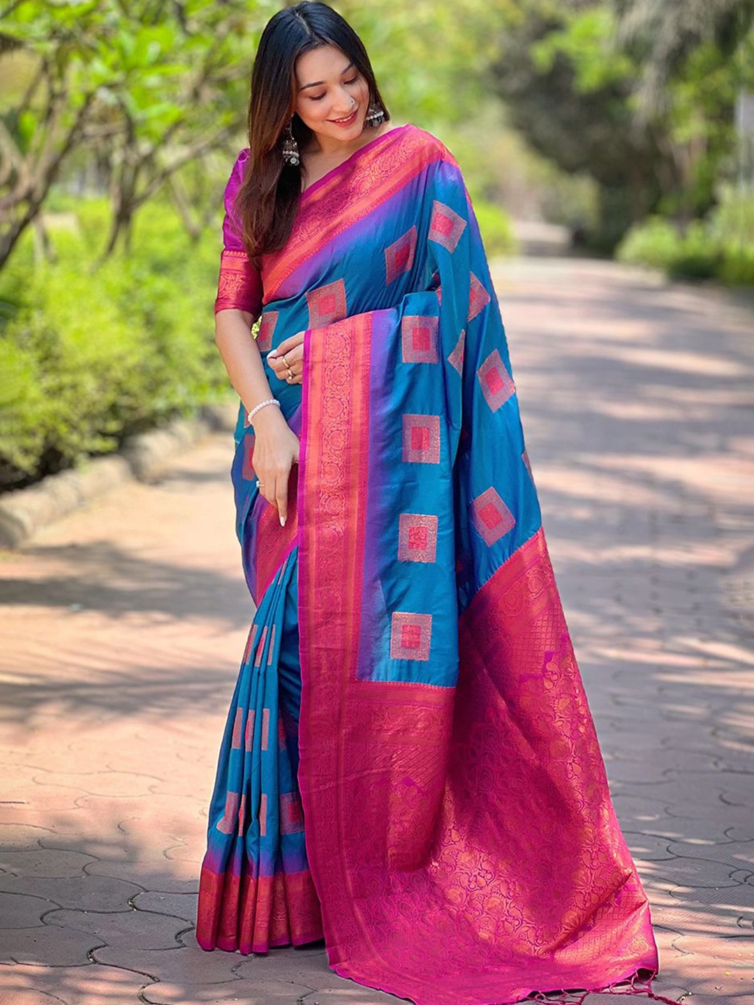 

DIVASTRI Woven Design Zari Banarasi Saree, Blue