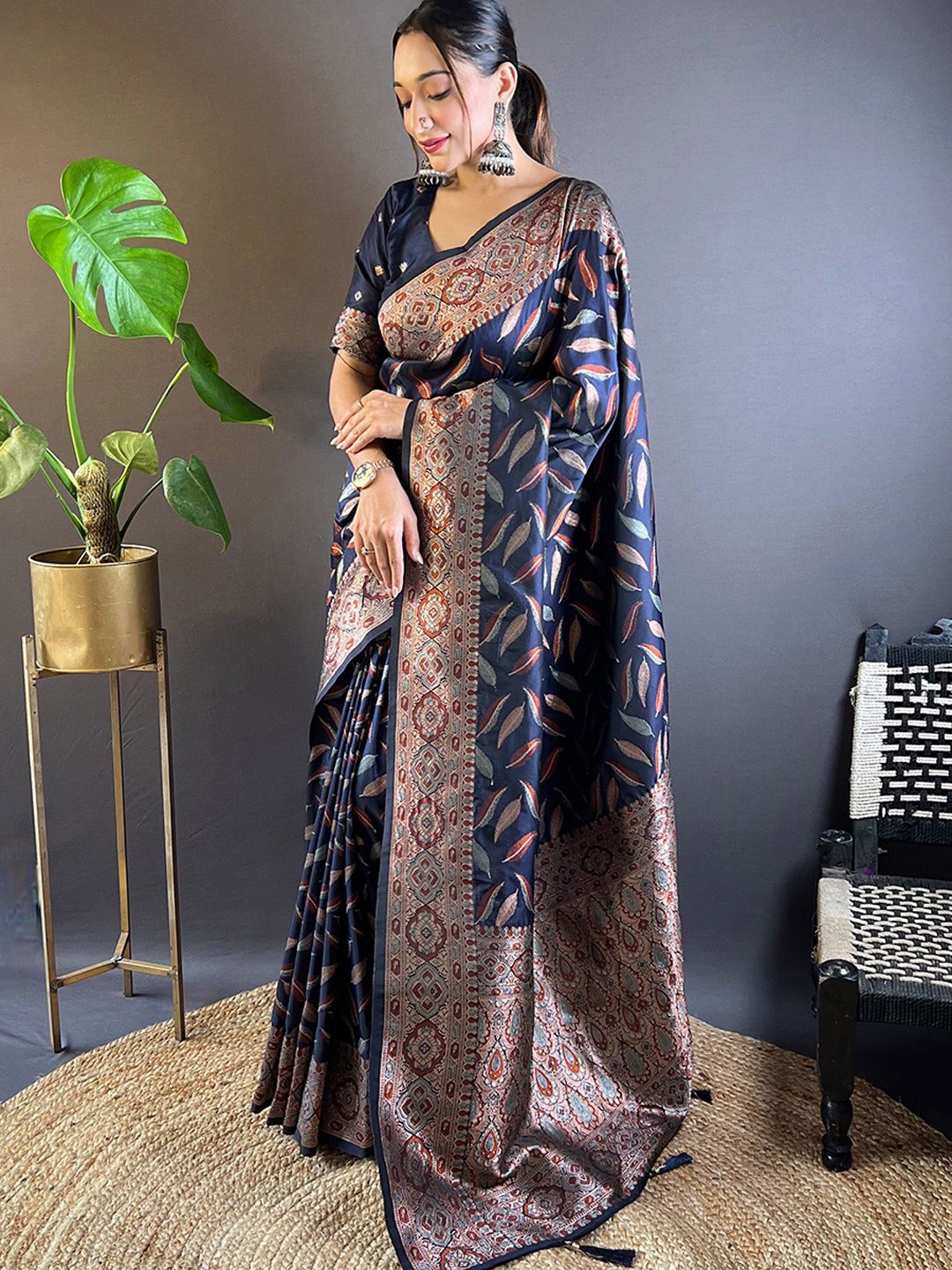 

DIVASTRI Women Woven Design Floral Banarasi Saree, Navy blue