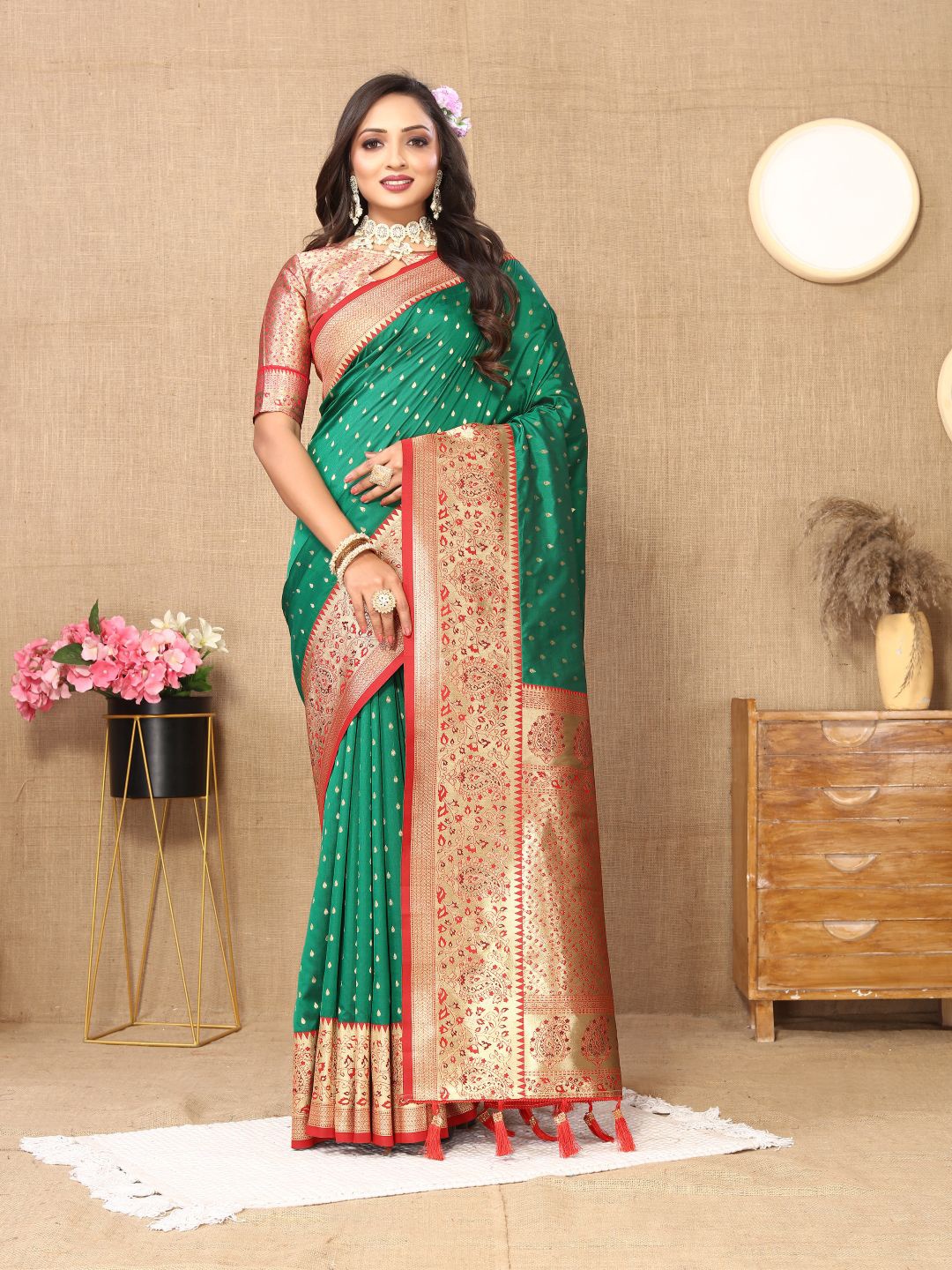 

Dreamlaxmi Fashion Zari Banarasi Saree, Green