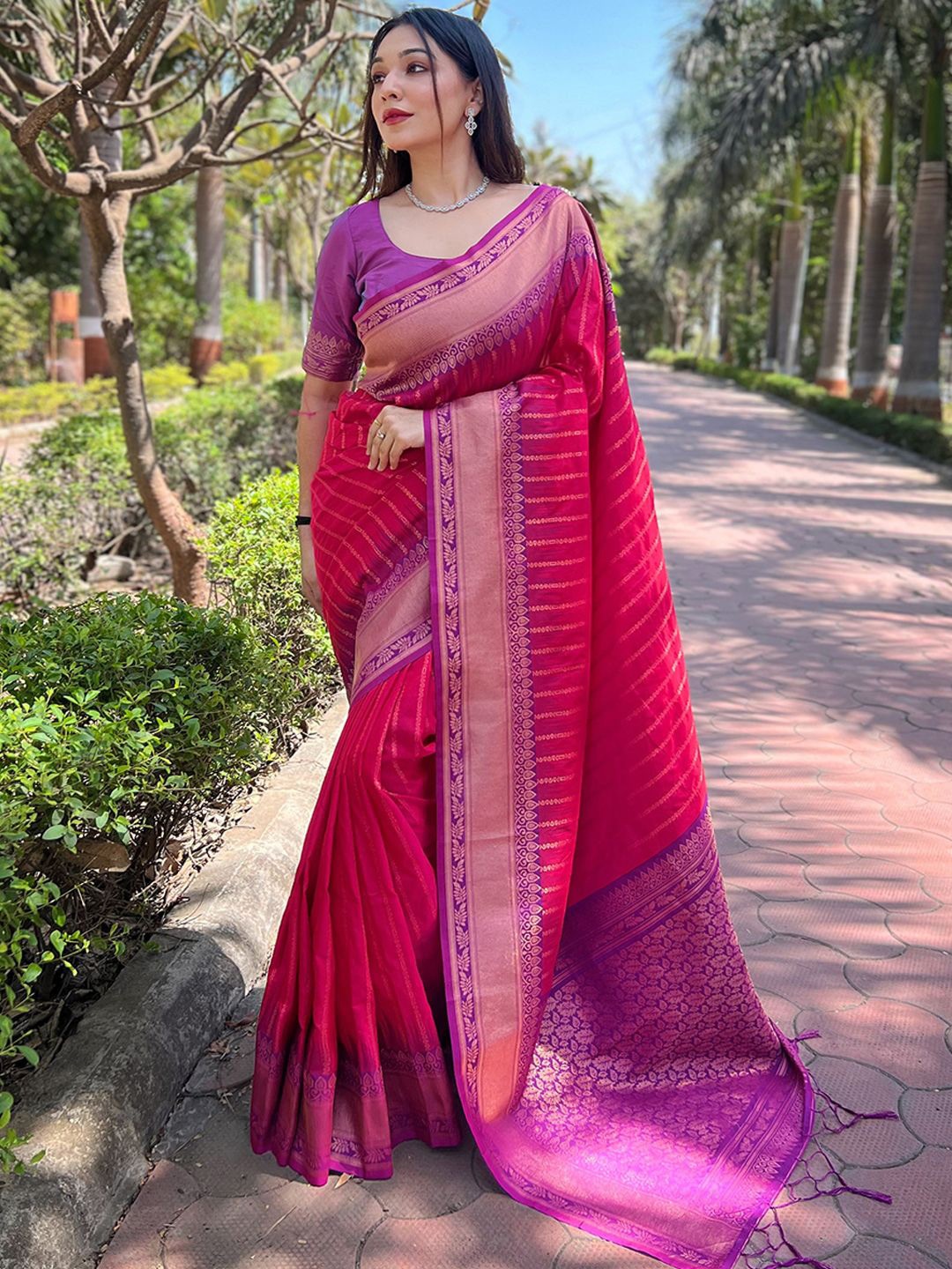 

DIVASTRI Woven Design Zari Banarasi Saree, Pink