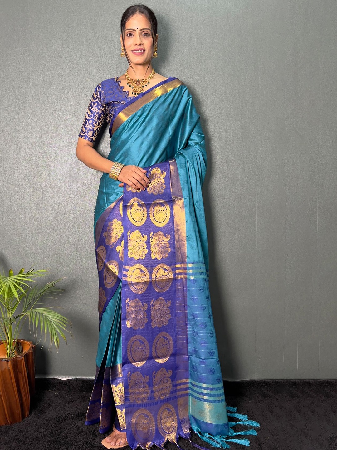 

DIVASTRI Woven Design Zari Banarasi Saree, Turquoise blue