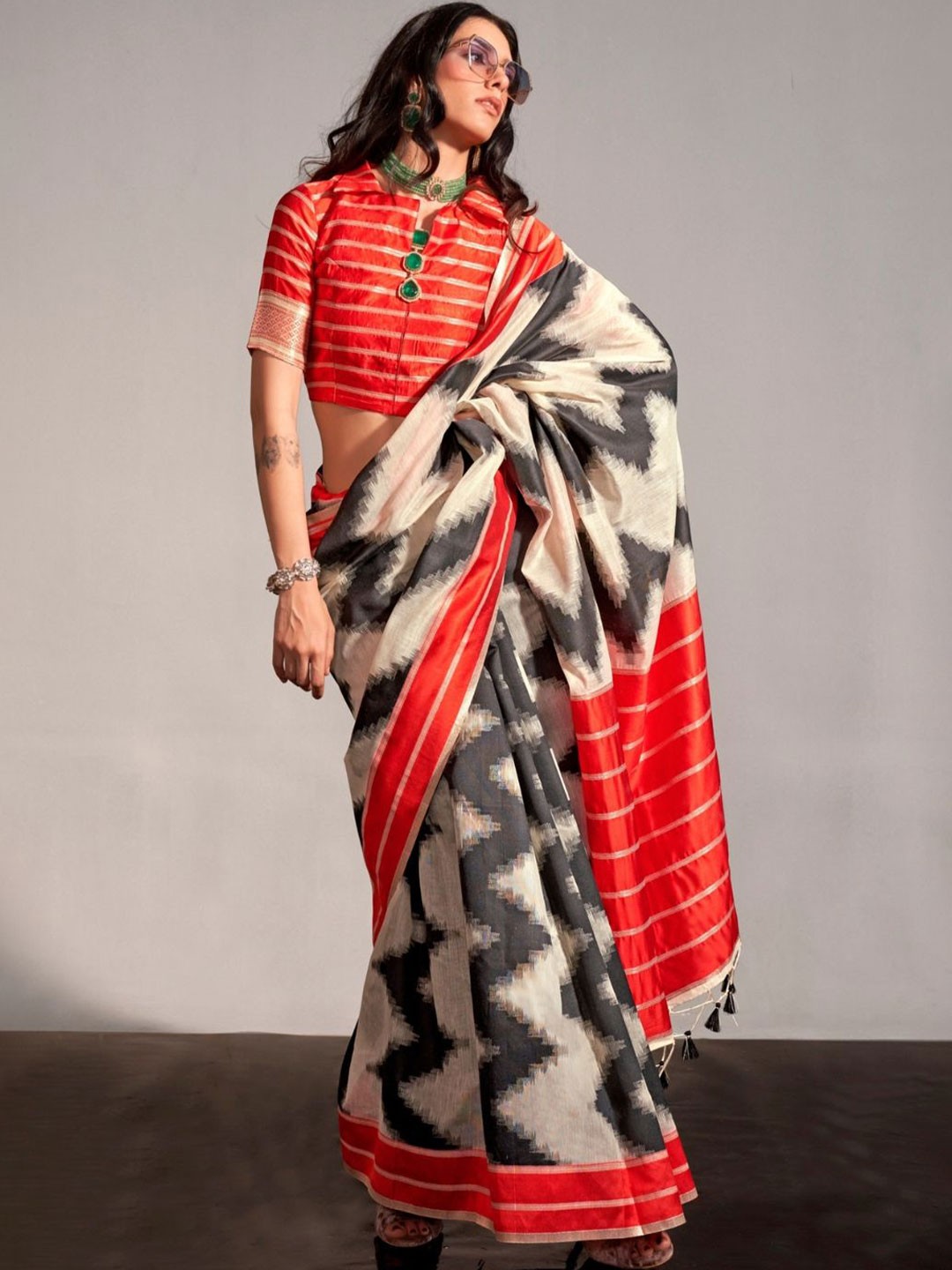 

BLENDIFY Woven Design Silk Blend Banarasi Saree, Off white