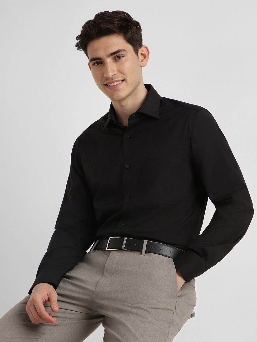 

Allen Solly Sport Men Solid Spread Collar Formal Shirt, Black