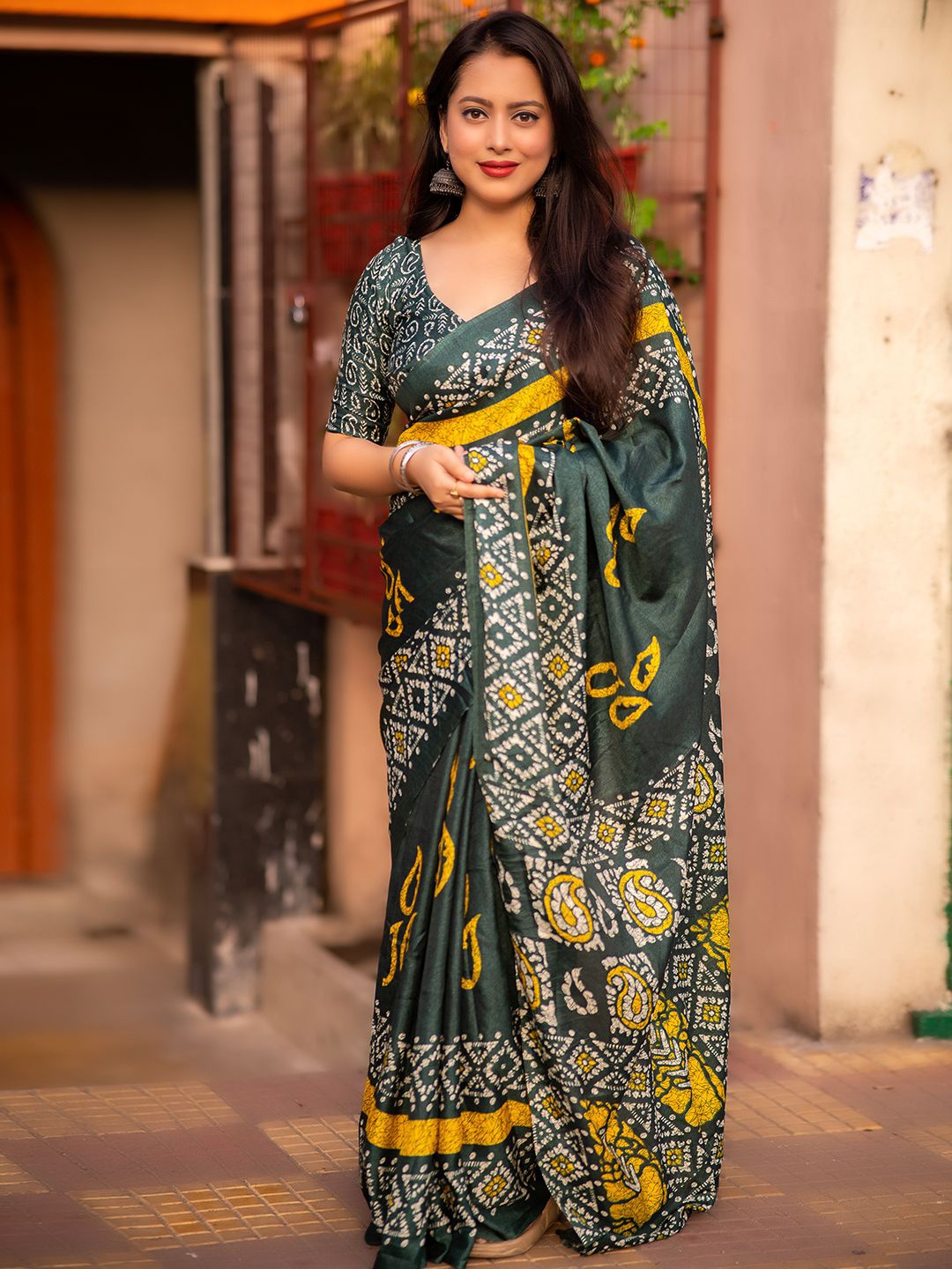 

Panzora Batik Printed Saree With Unstitched Blouse Piece, Green