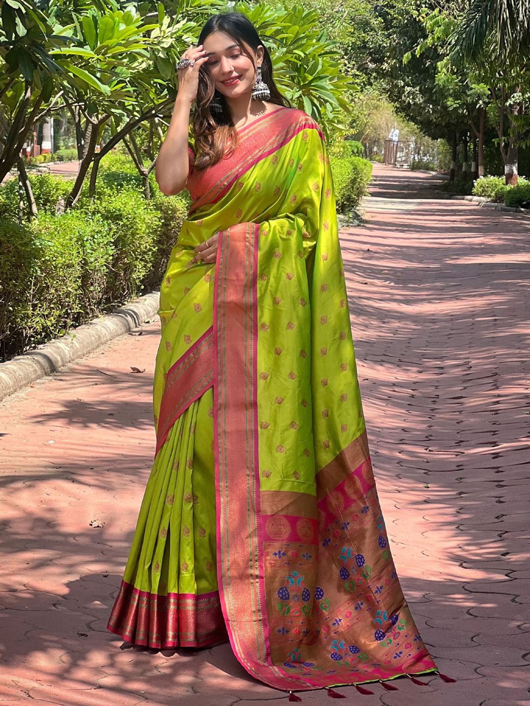 

DIVASTRI Woven Design Zari Paithani Saree, Green
