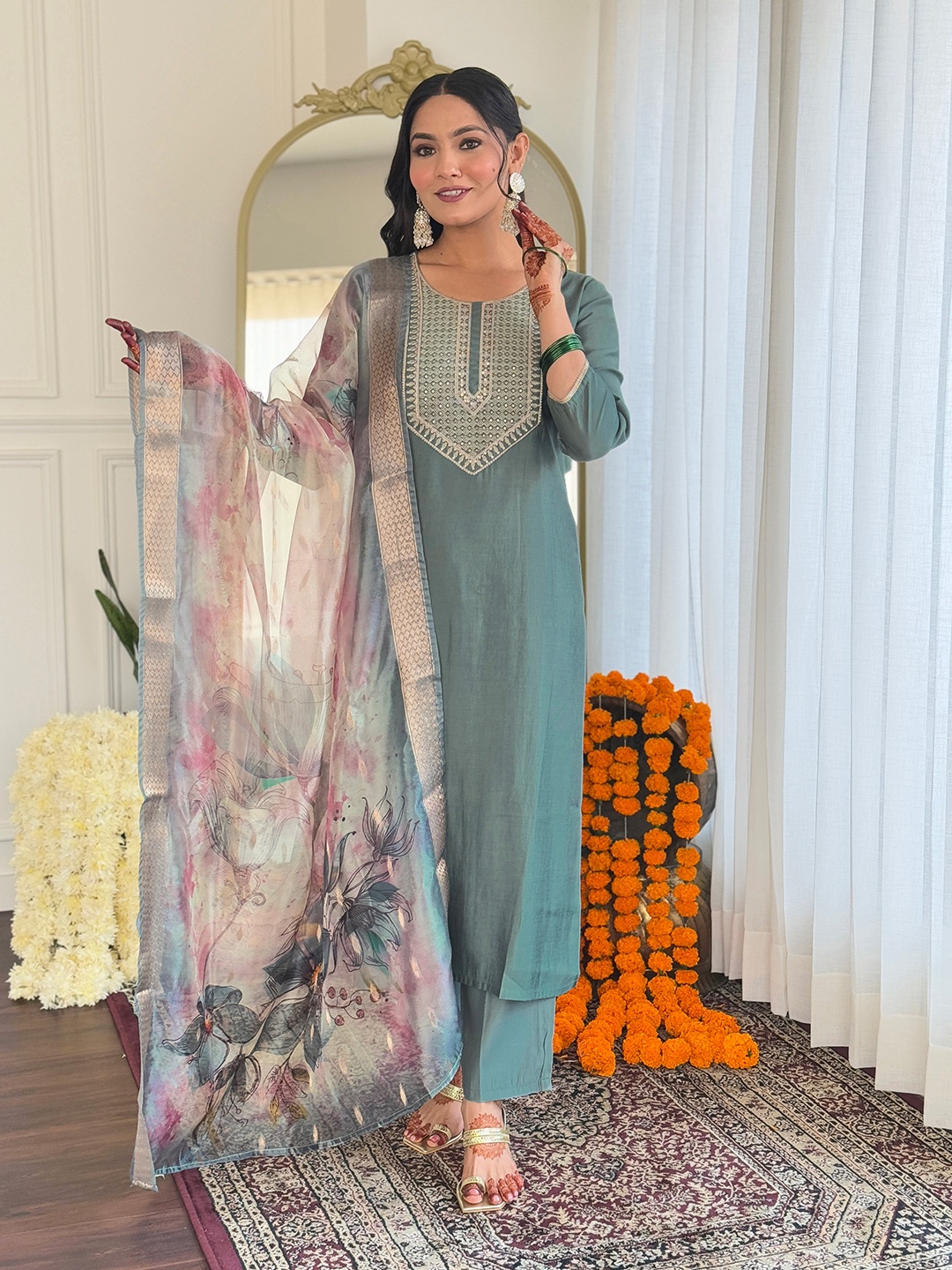 

JAPNAAM Sequinnce Embellished Round Neck Kurta With Trousers & Dupatta, Green
