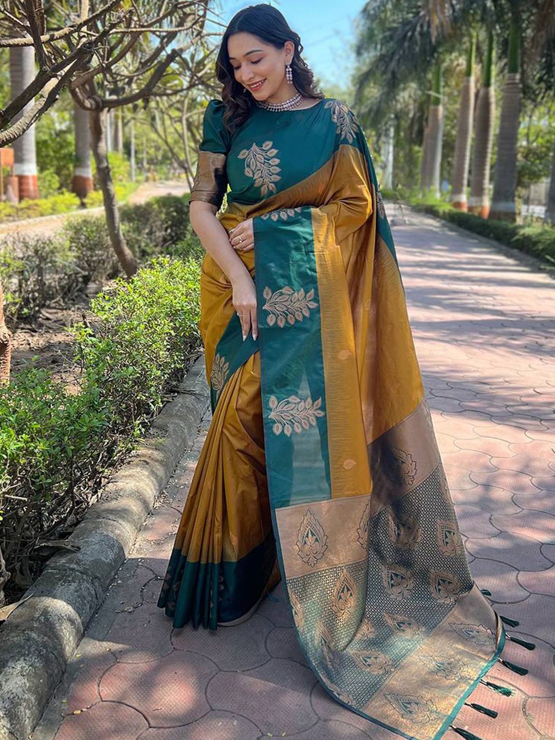 

DIVASTRI Woven Design Banarasi Saree, Mustard