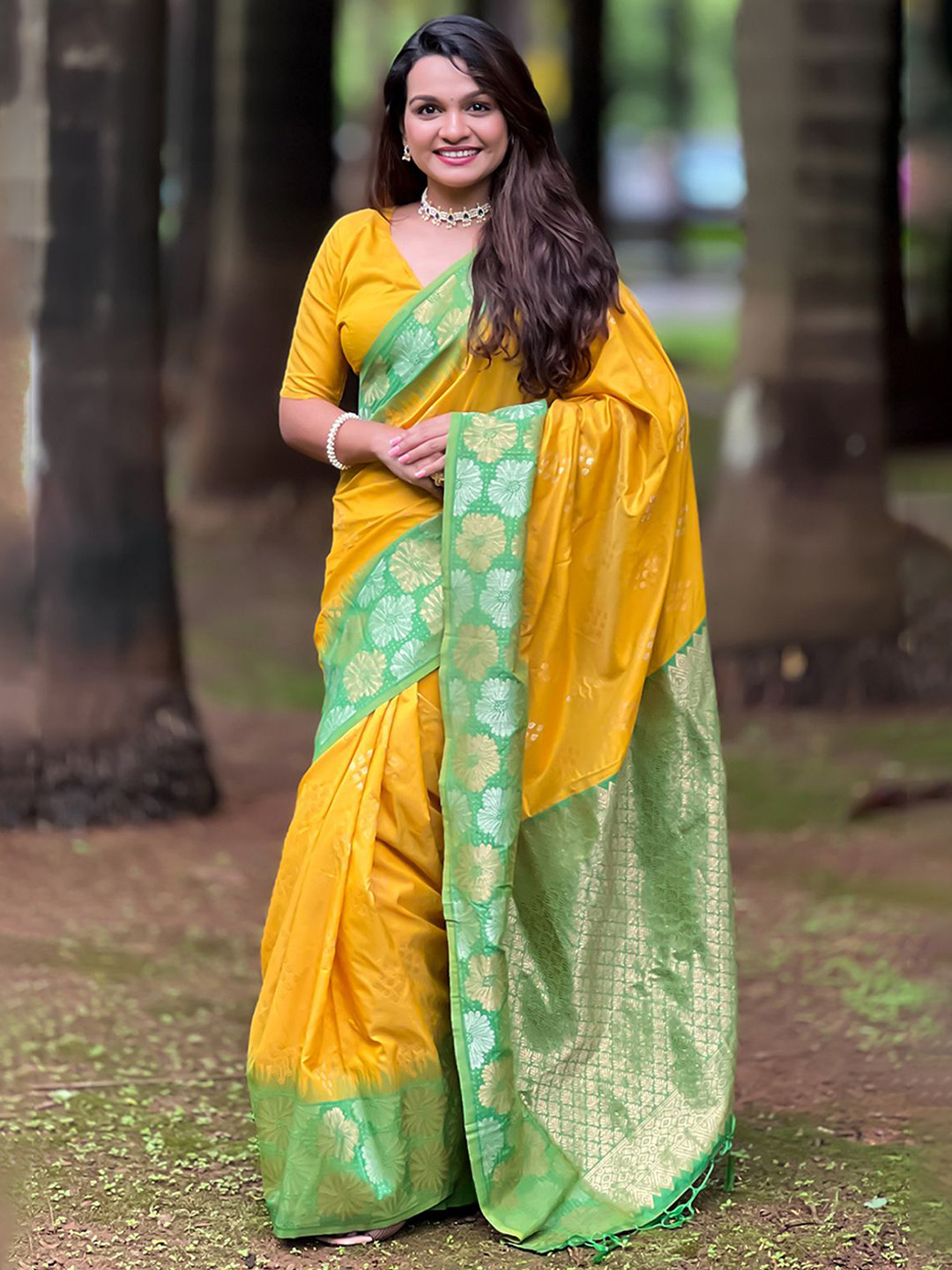 

DIVASTRI Women Woven Design Zari Banarasi Saree, Yellow