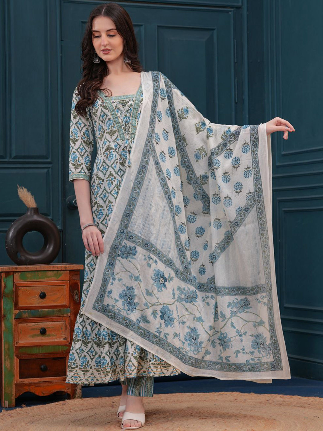 

Da Vastraagaar Women Floral Printed Regular Pure Cotton Kurta with Trousers & With Dupatta, Blue