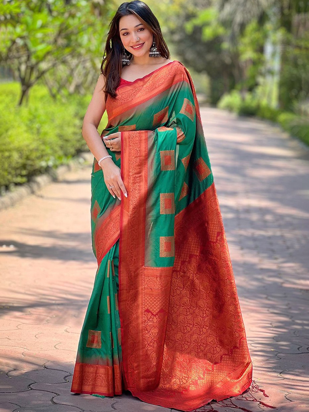 

DIVASTRI Woven Design Zari Banarasi Saree, Green
