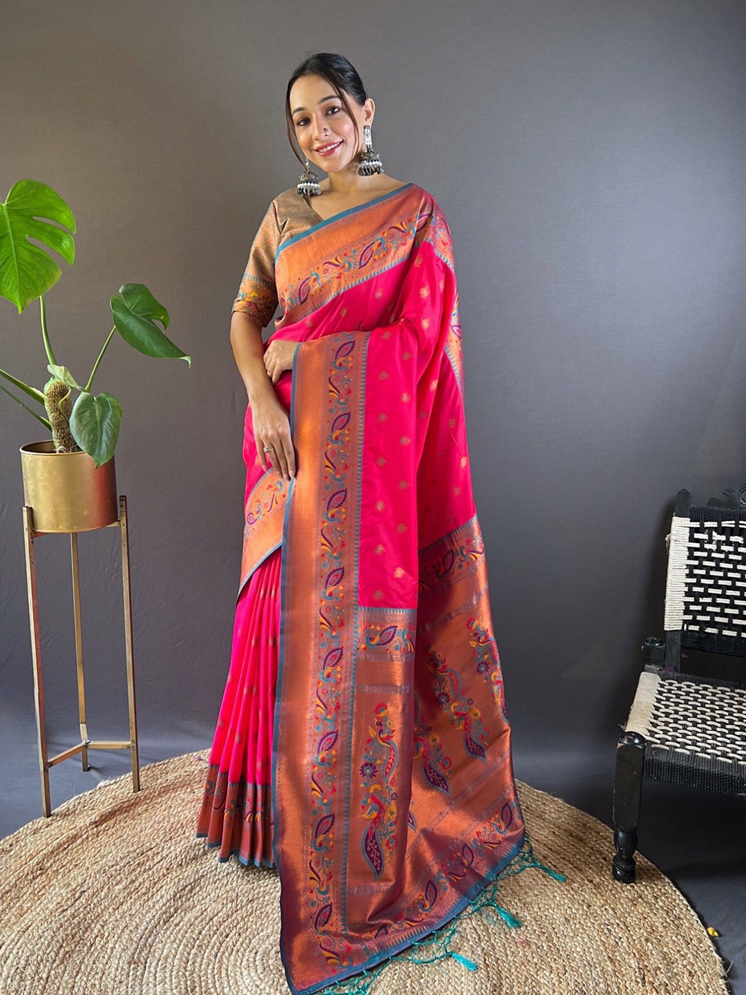 

DIVASTRI Ethnic Motifs Woven Design Zari Paithani Saree, Pink
