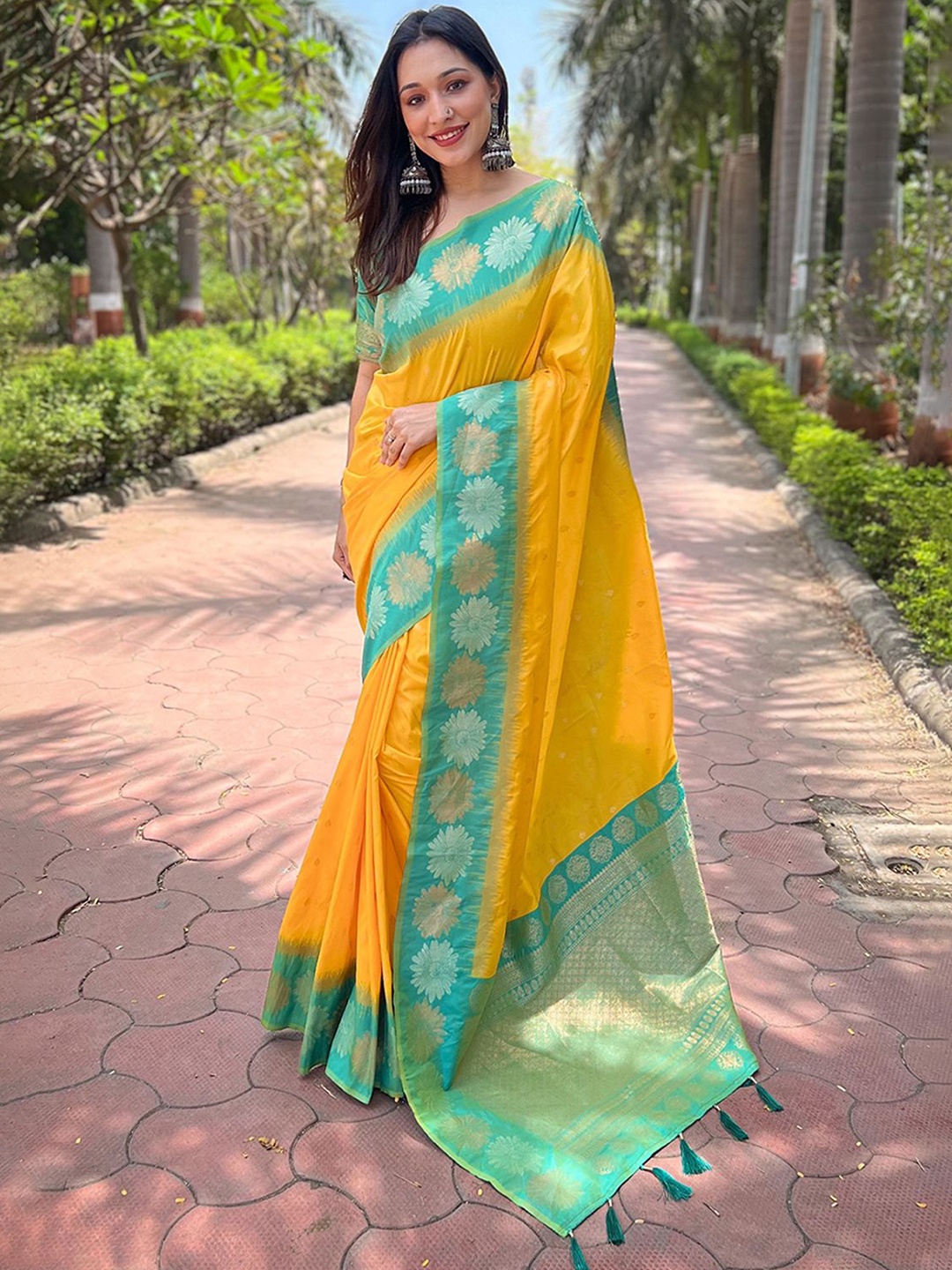 

DIVASTRI Woven Design Silk Blend Banarasi Saree, Yellow