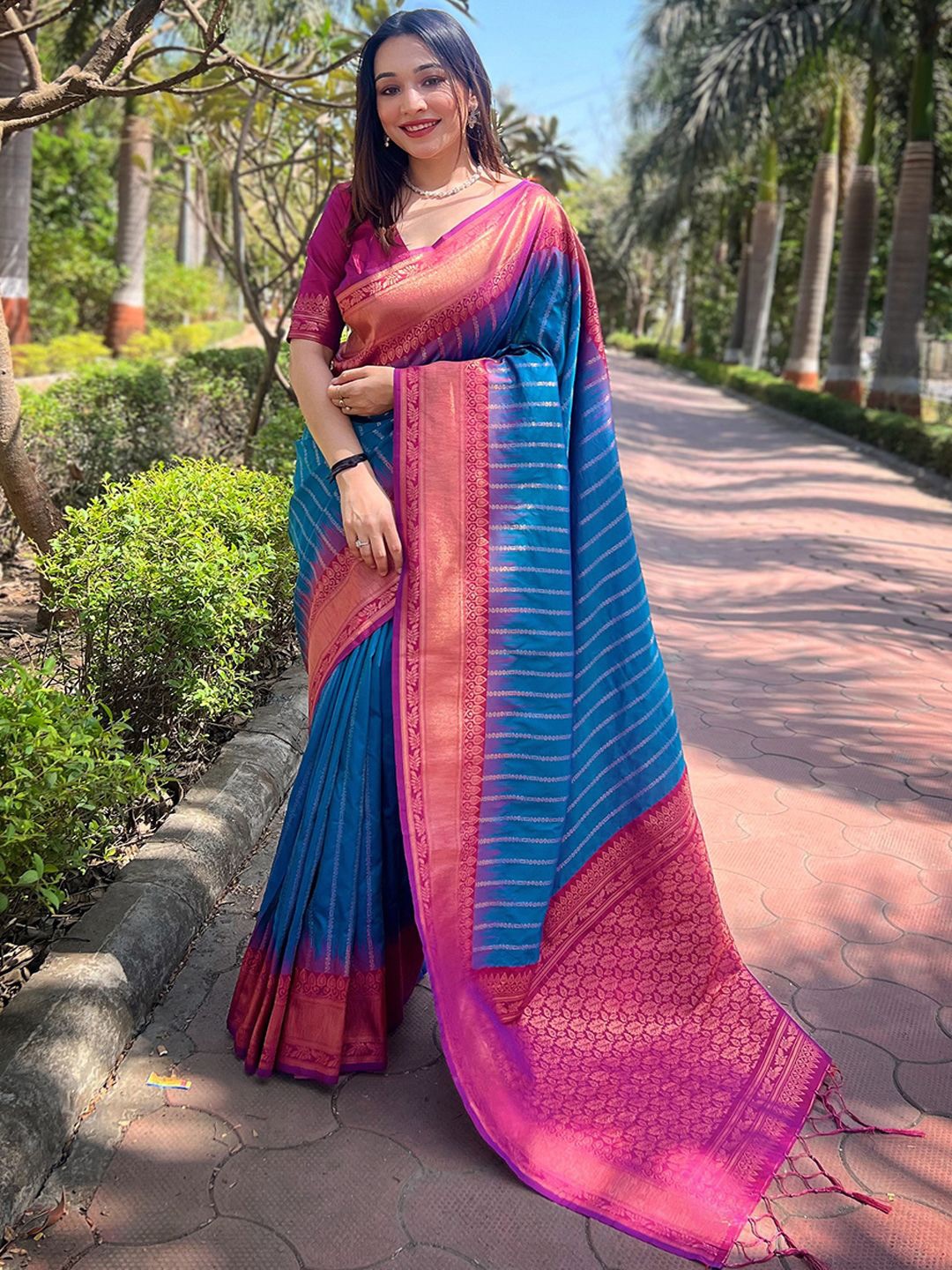 

DIVASTRI Woven Design Zari Banarasi Saree, Blue