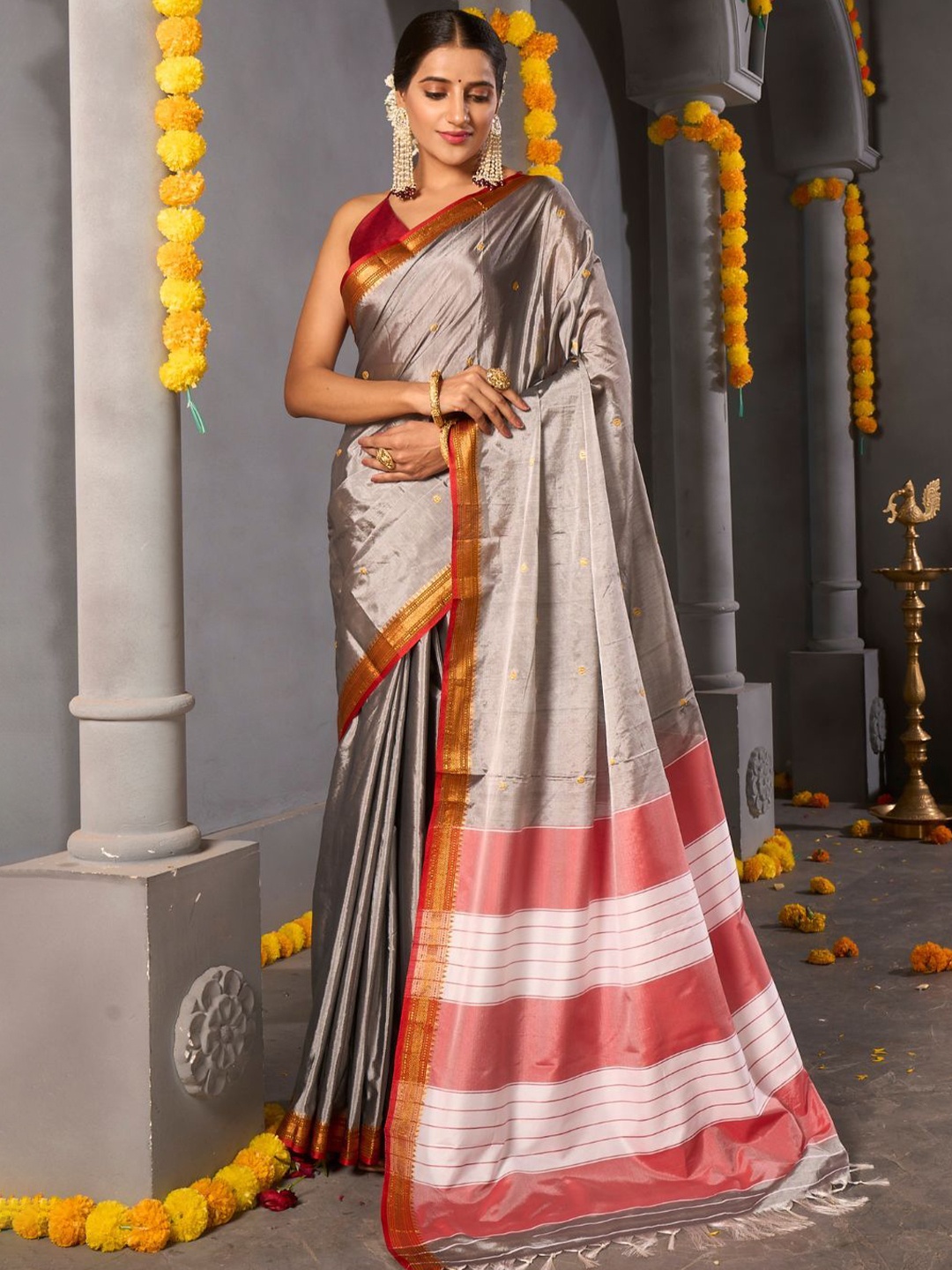

NITARAA Zari Ilkal Saree With Blouse Piece, Grey