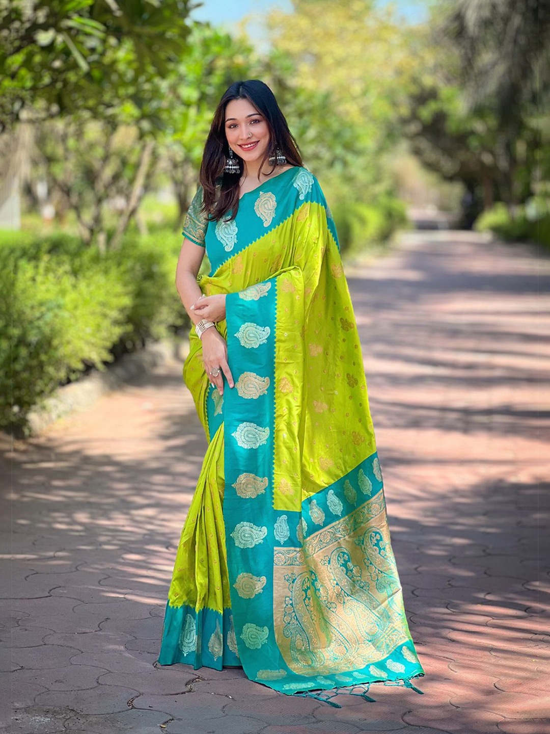

DIVASTRI Ethnic Motifs Woven Design Zari Saree, Green