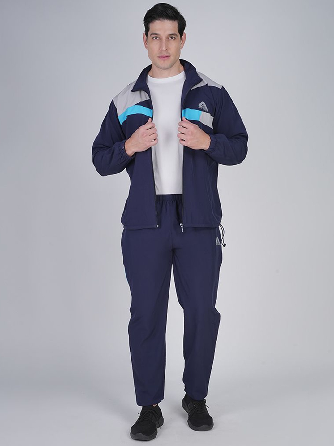 

GOTO Men Colourblocked Mock Collar Tracksuit, Navy blue