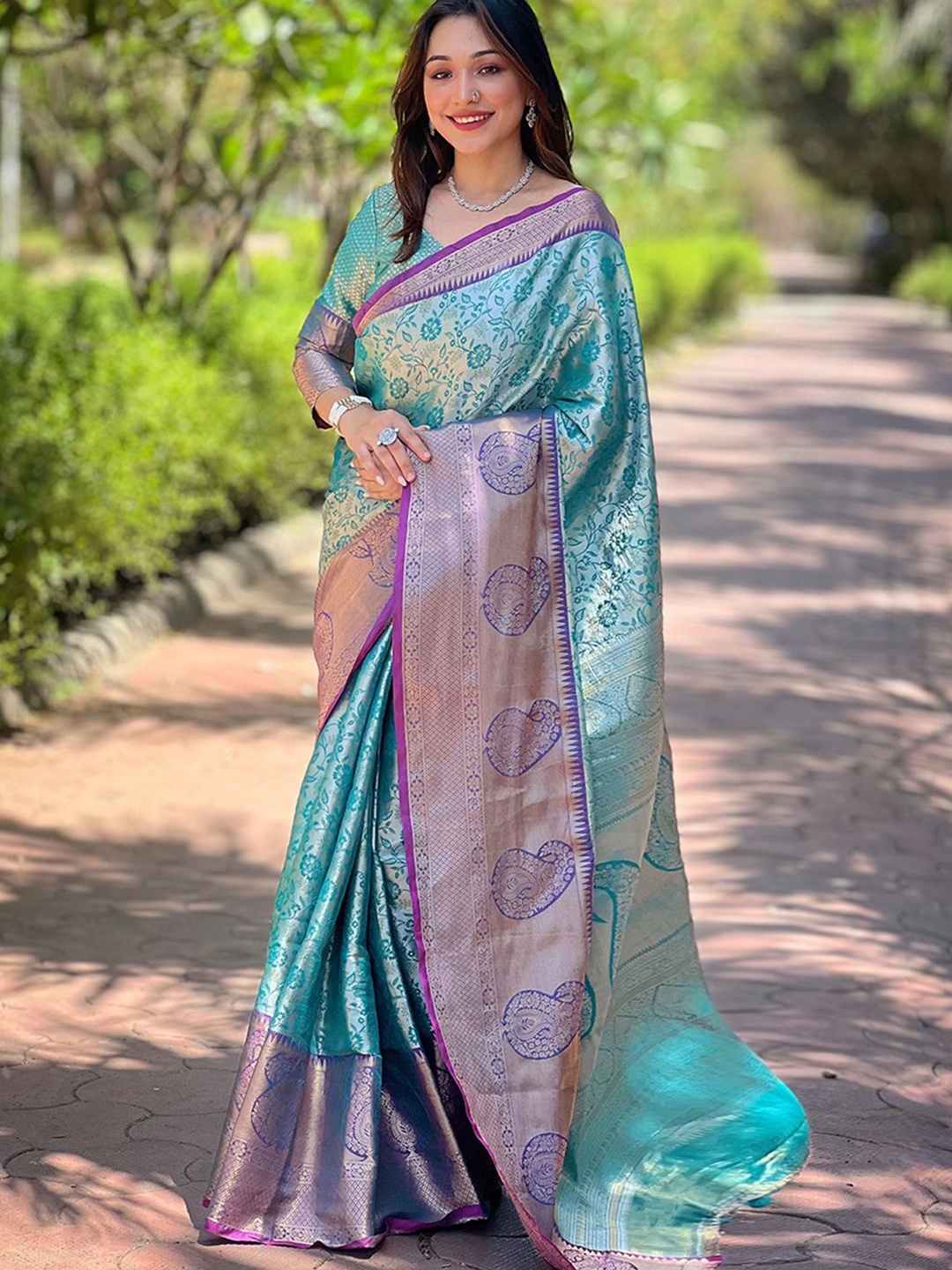 

DIVASTRI Woven Design Zari Saree, Blue