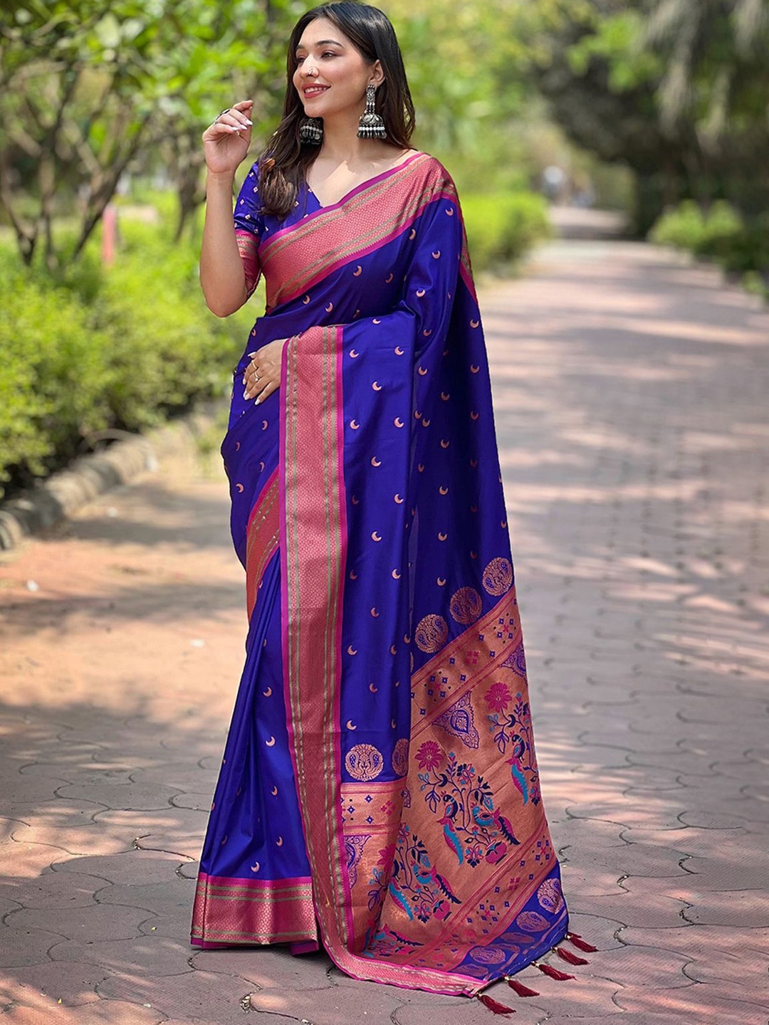 

DIVASTRI Women Ethnic Motifs Zari Banarasi Saree, Blue