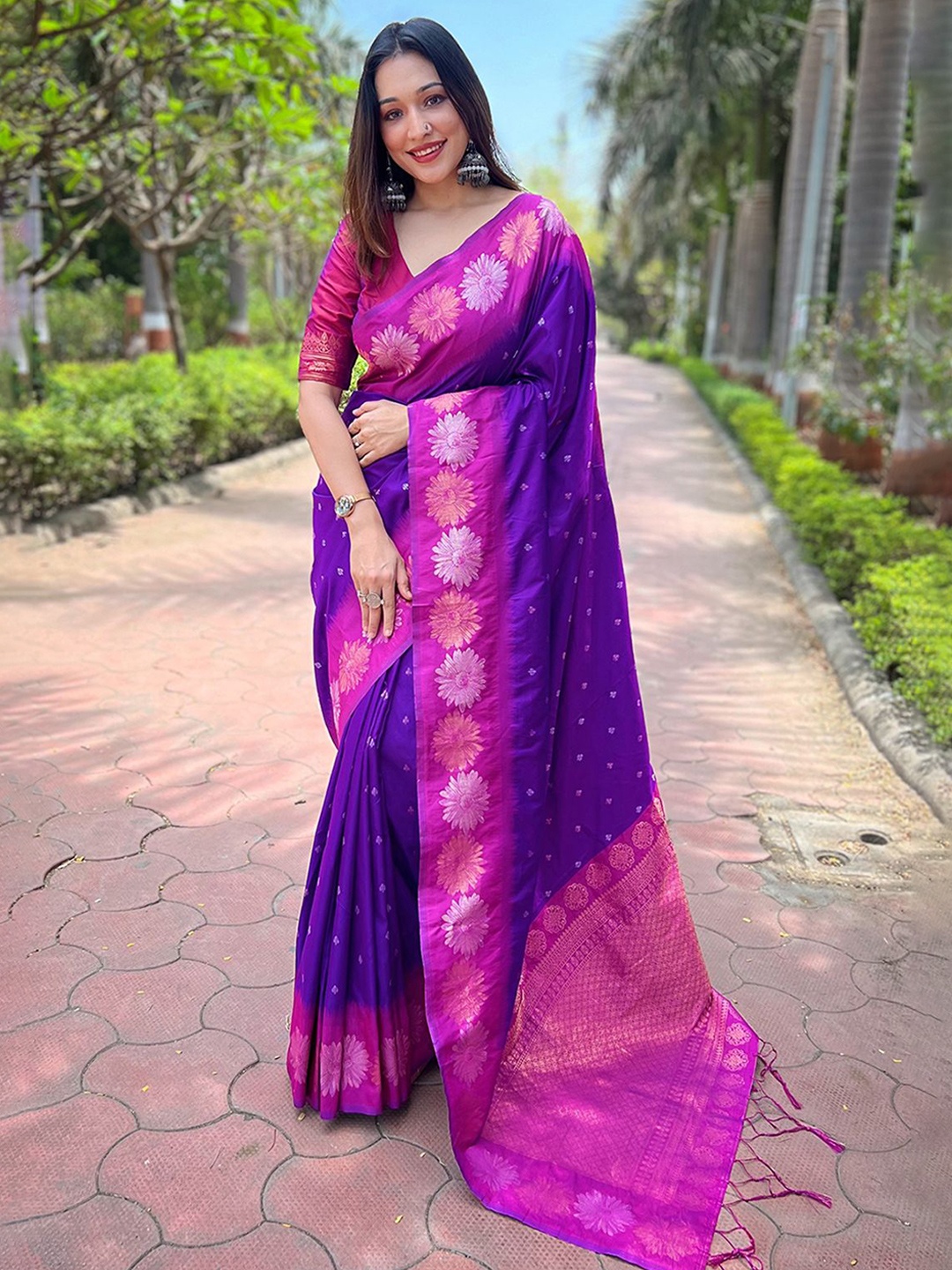 

DIVASTRI Woven Design Silk Blend Banarasi Saree, Purple