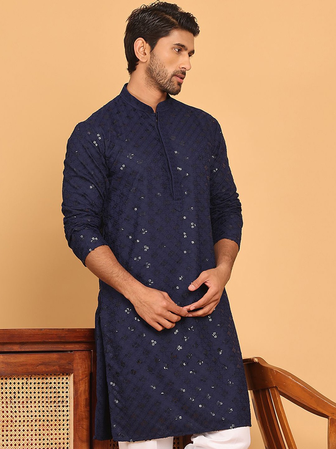 

Jompers Men Floral Embroidered Sequinned Floral Kurta, Navy blue