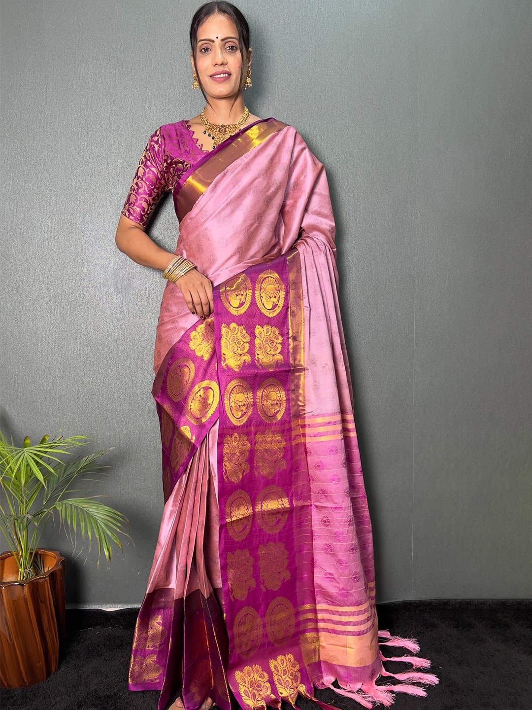 

DIVASTRI Woven Design Zari Banarasi Saree, Peach