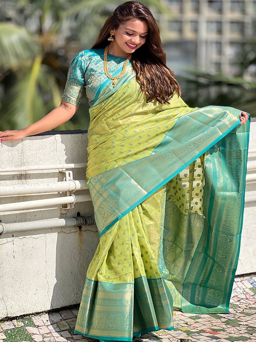 

DIVASTRI Woven Design Zari Silk Blend Saree, Green