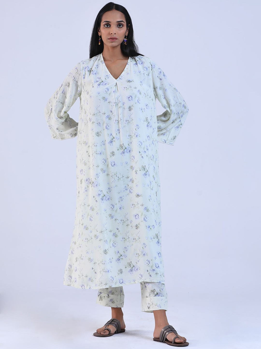 

TJORI Women Floral Printed Flared Sleeves Cotton Kurta, Off white