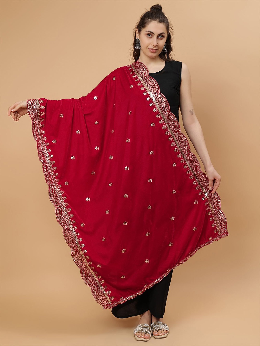

Moda Chales Floral Embroidered Velvet Dupatta With Sequinned, Magenta