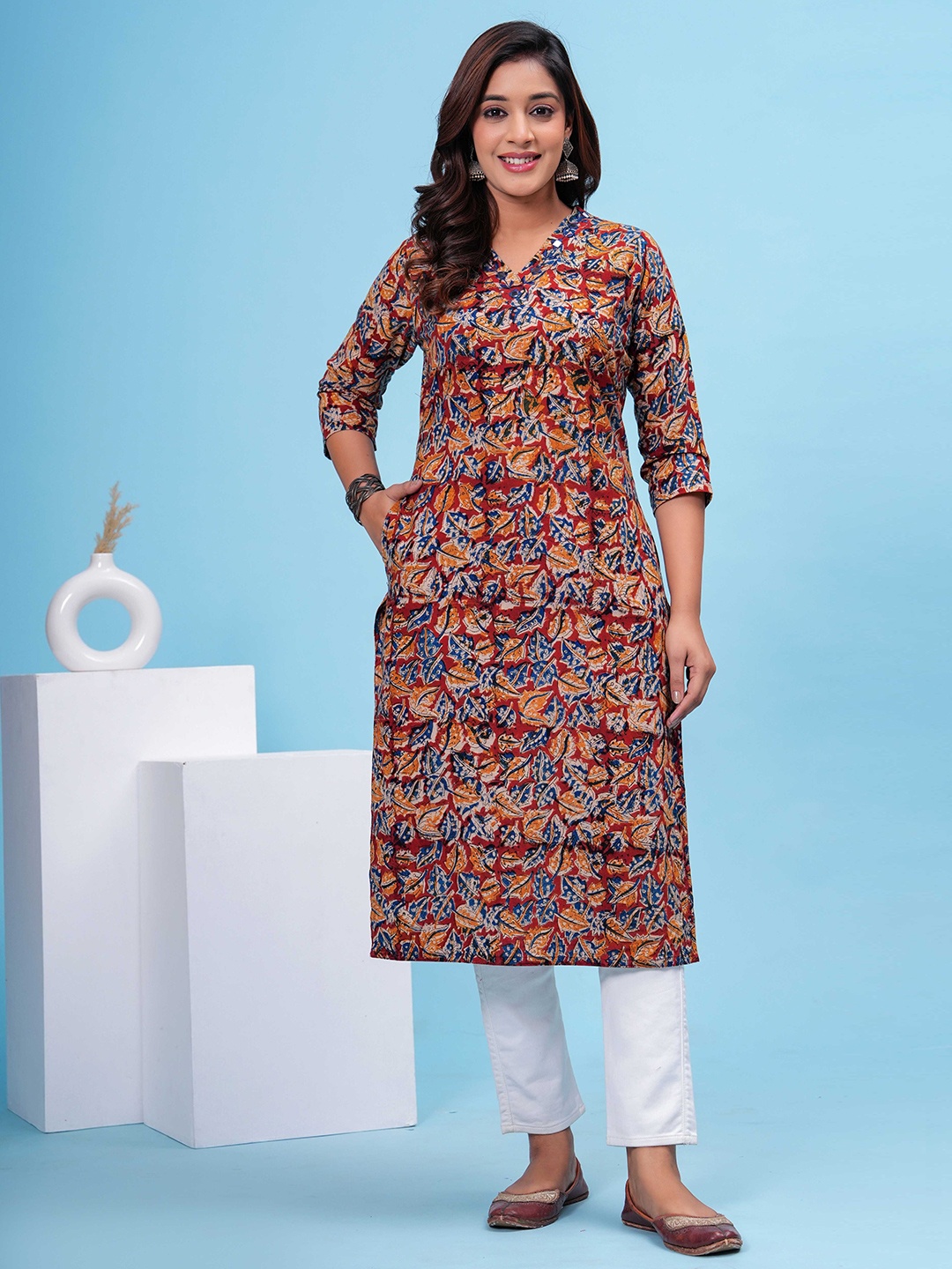 

HEARTLOOM Floral Printed V-Neck Pure Cotton Straight Kurta, Maroon