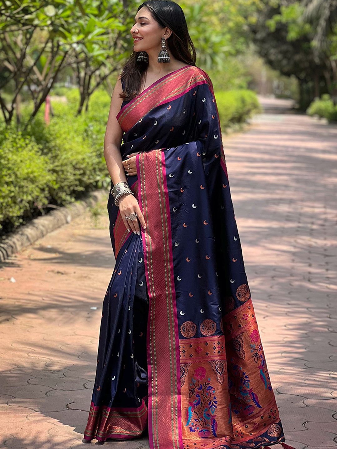 

DIVASTRI Woven Design Zari Banarasi Saree, Navy blue