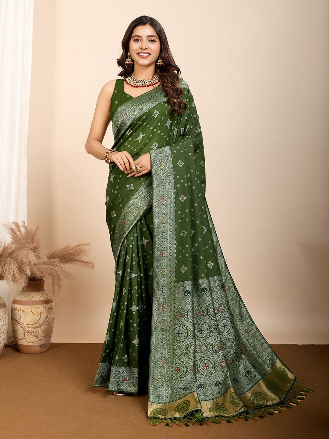 

HEER FASHION Woven Design Zari Saree, Green