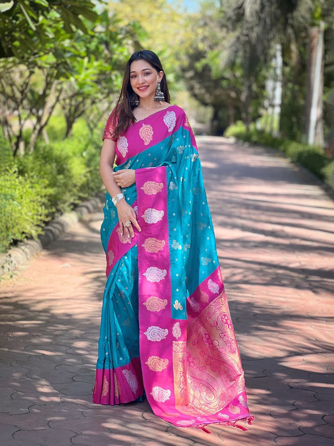 

DIVASTRI Woven Design Zari Banarasi Saree, Blue