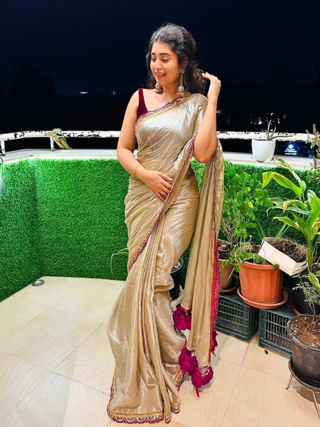 

VRAGI Embroidered Saree, Cream