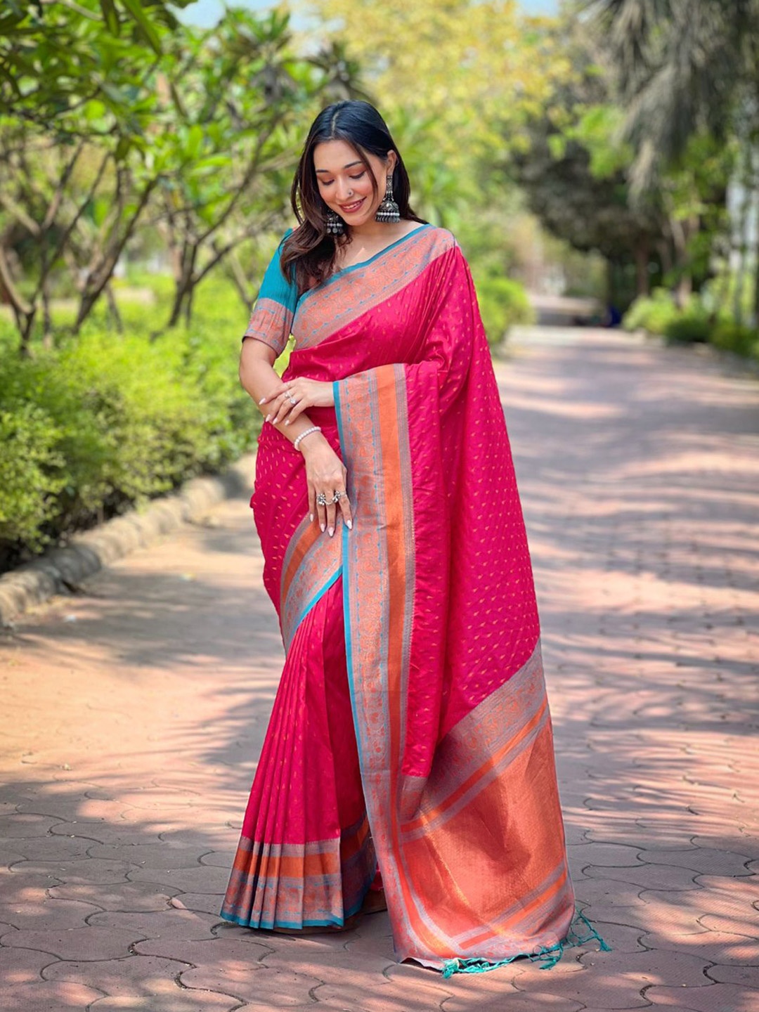 

DIVASTRI Ethnic Motifs Woven Design Zari Banarasi Saree, Pink