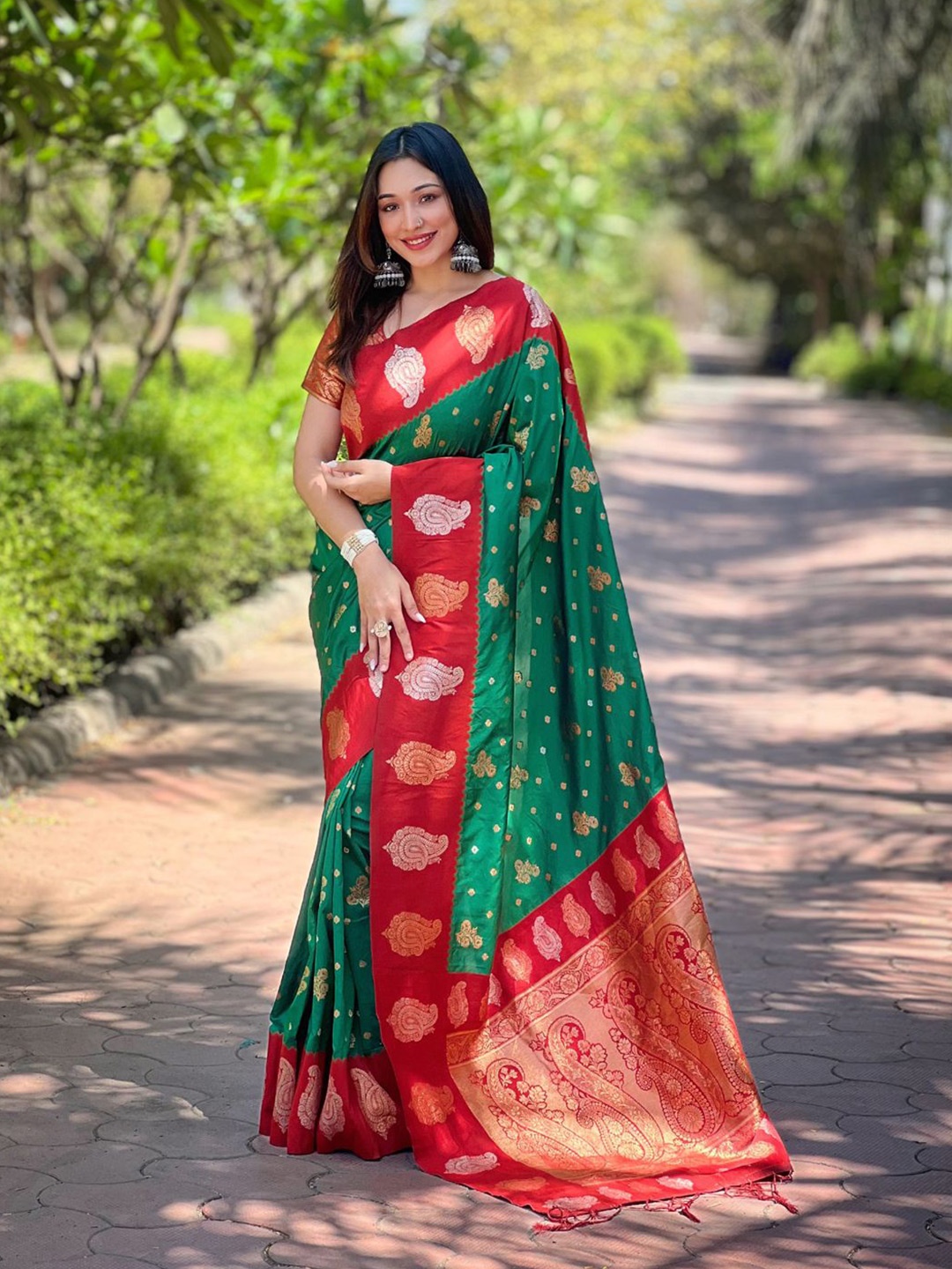

DIVASTRI Woven Design Zari Silk Blend Banarasi Saree, Green