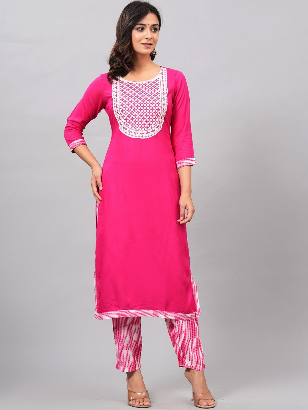 

Clothy N Wave Floral Embroidered Sequinned Straight Kurta With Trousers, Pink