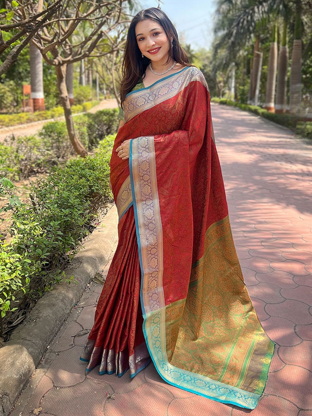 

DIVASTRI Woven Design Zari Banarasi Saree, Red