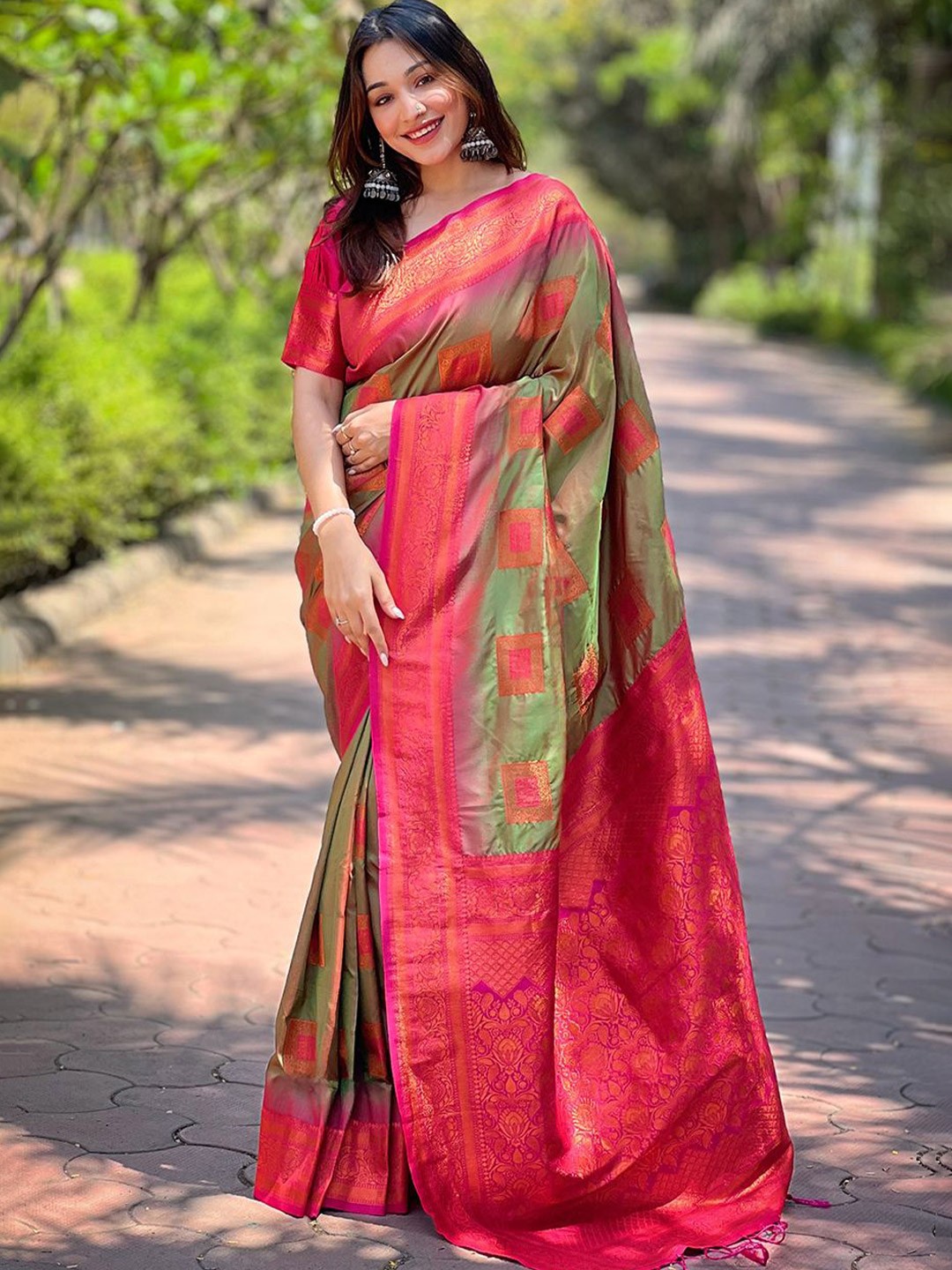 

DIVASTRI Woven Design Printed Zari Banarasi Saree, Green