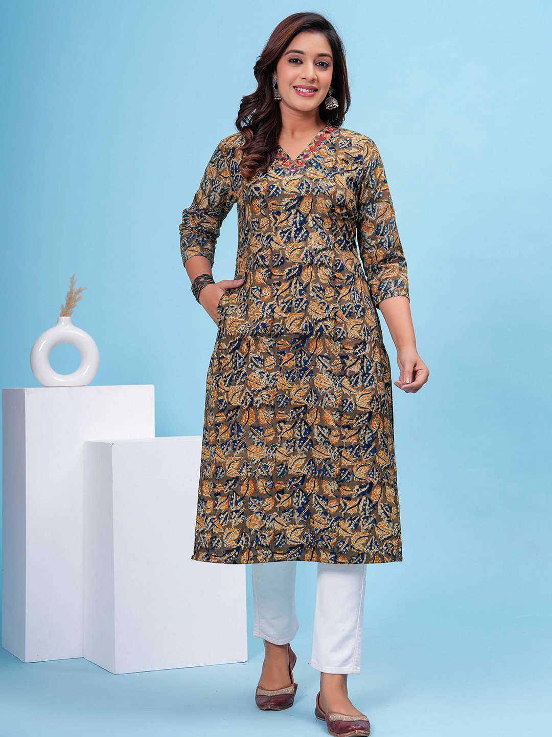

HEARTLOOM Floral Printed V-Neck Mirror Work Kalamkari Cotton Straight Kurta, Green