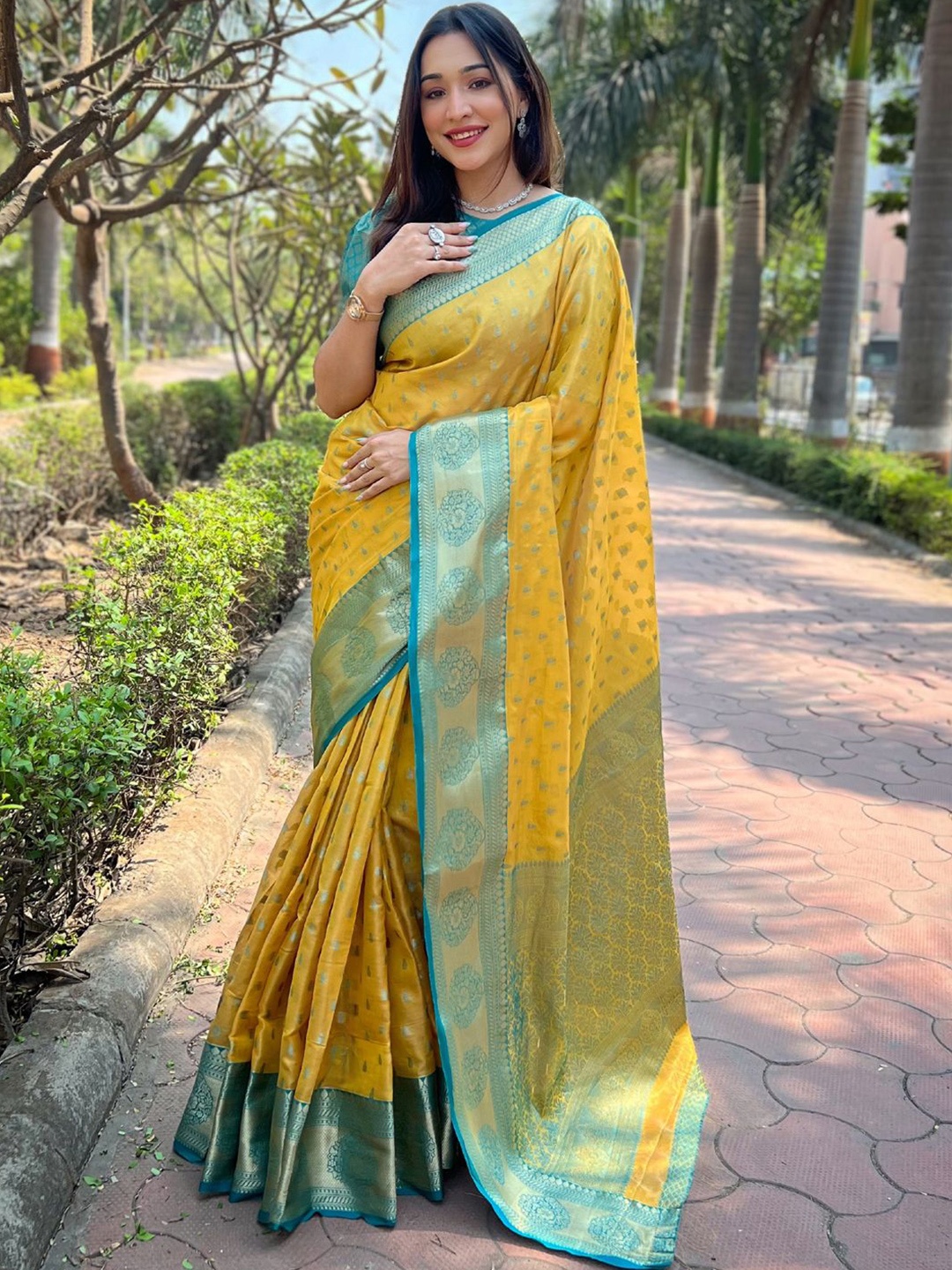 

DIVASTRI Woven Design Zari Silk Blend Designer Saree, Yellow