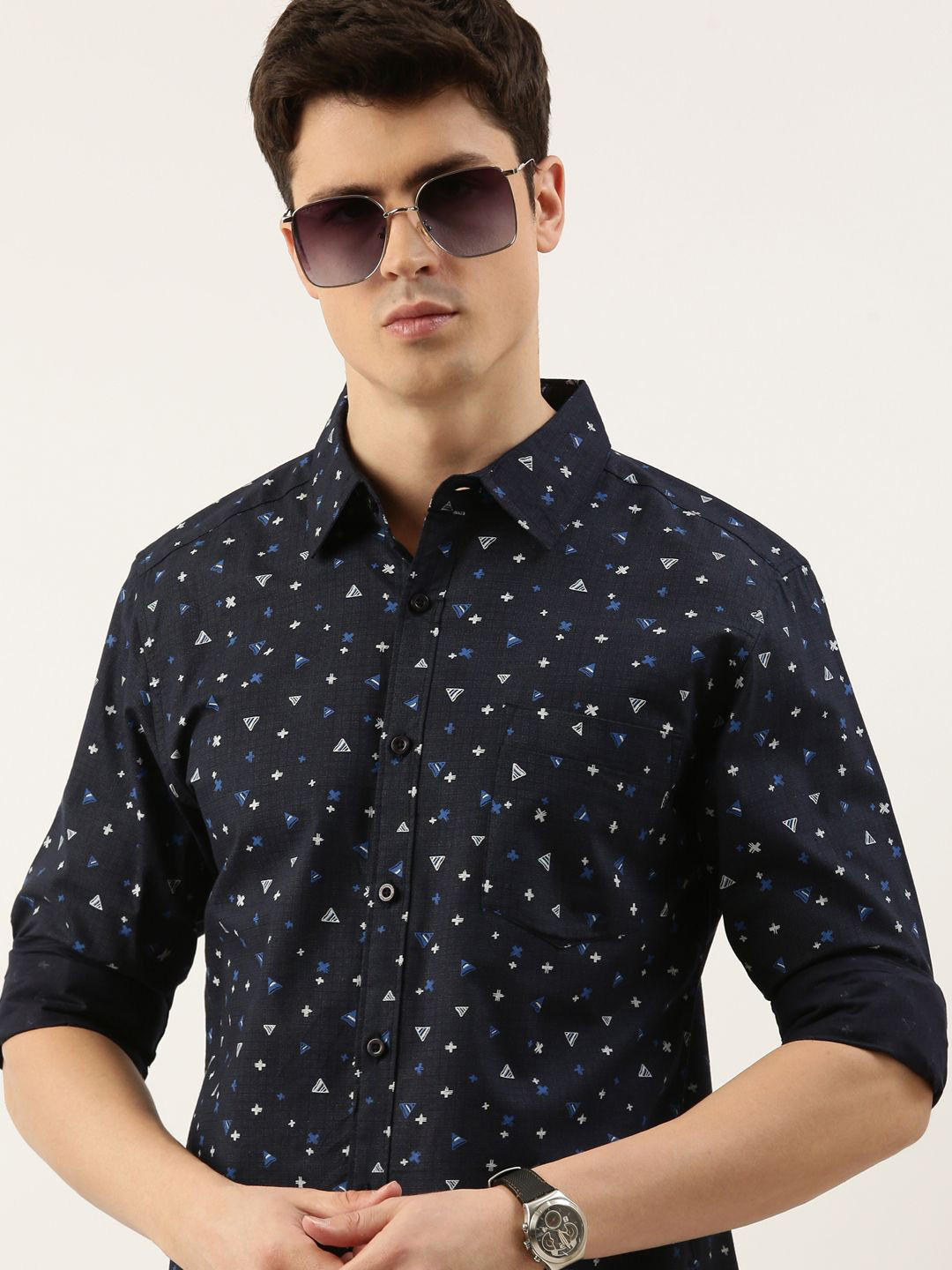 

Metronaut Men Spread Collar Geometric Printed Cotton Casual Shirt, Navy blue