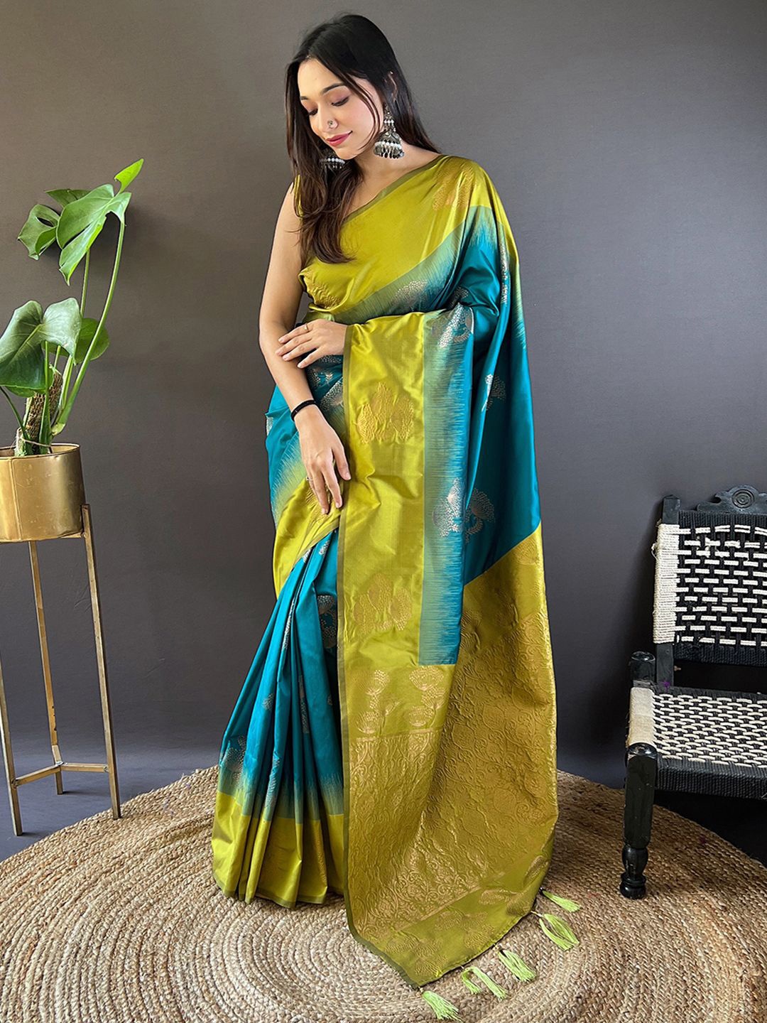 

DIVASTRI Woven Design With Unstitched Blouse Piece, Teal