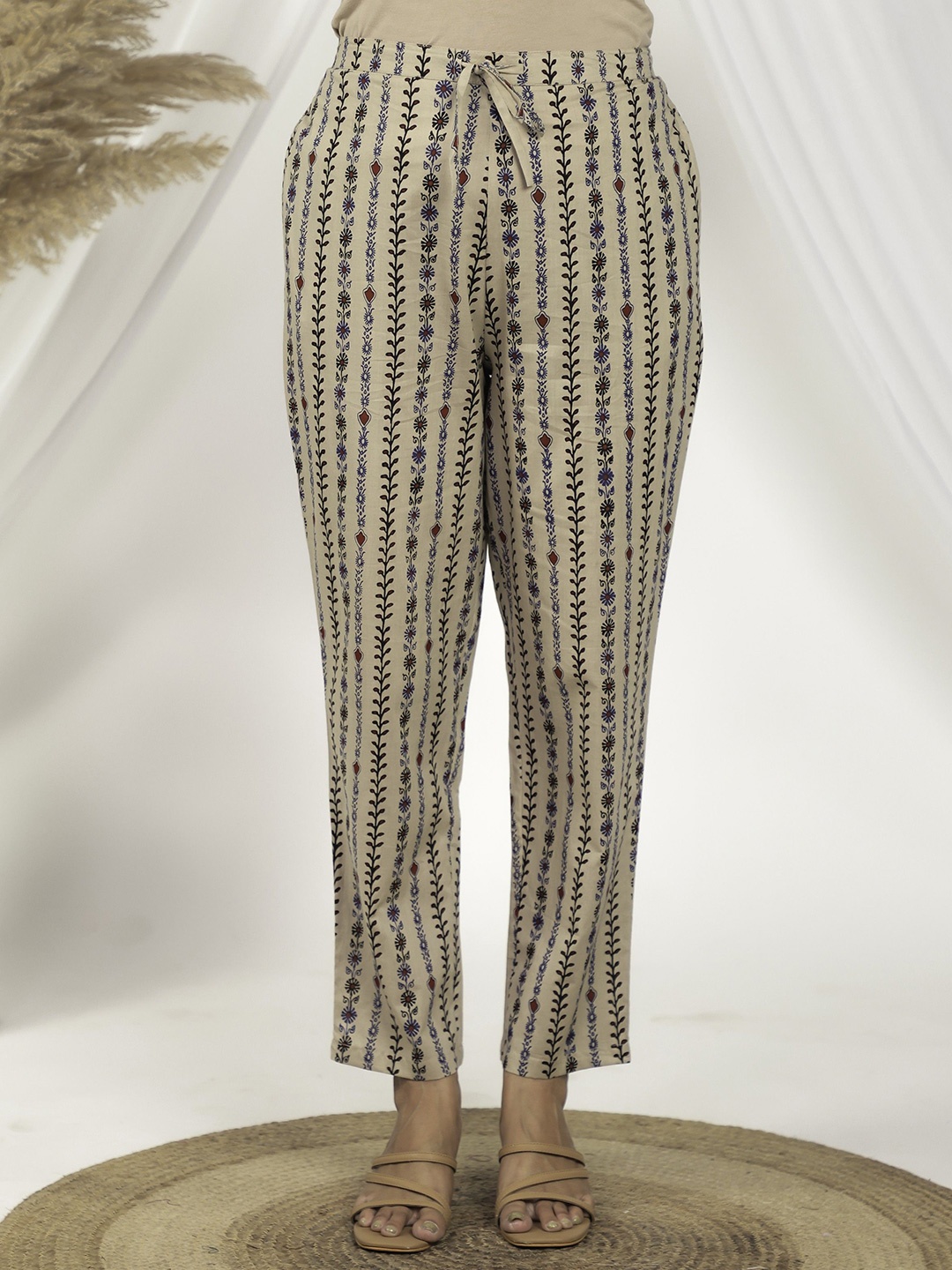 

Aramya Women Printed Cigarette Trousers, White