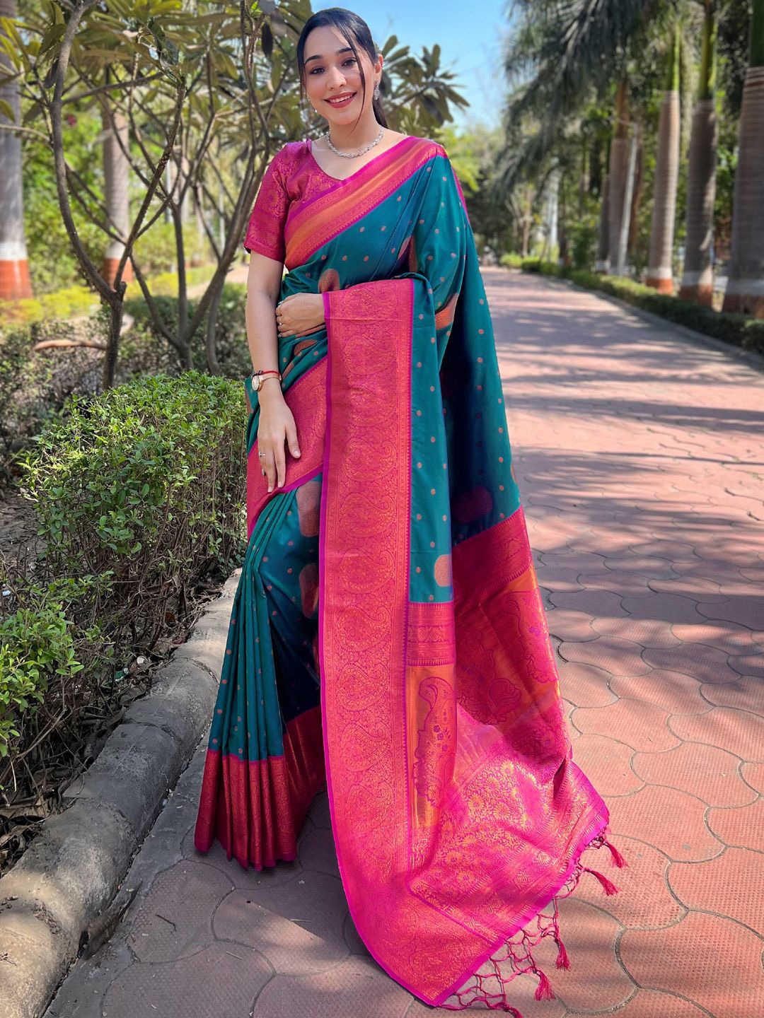 

DIVASTRI Woven Design Zari Silk Blend Banarasi Saree, Teal