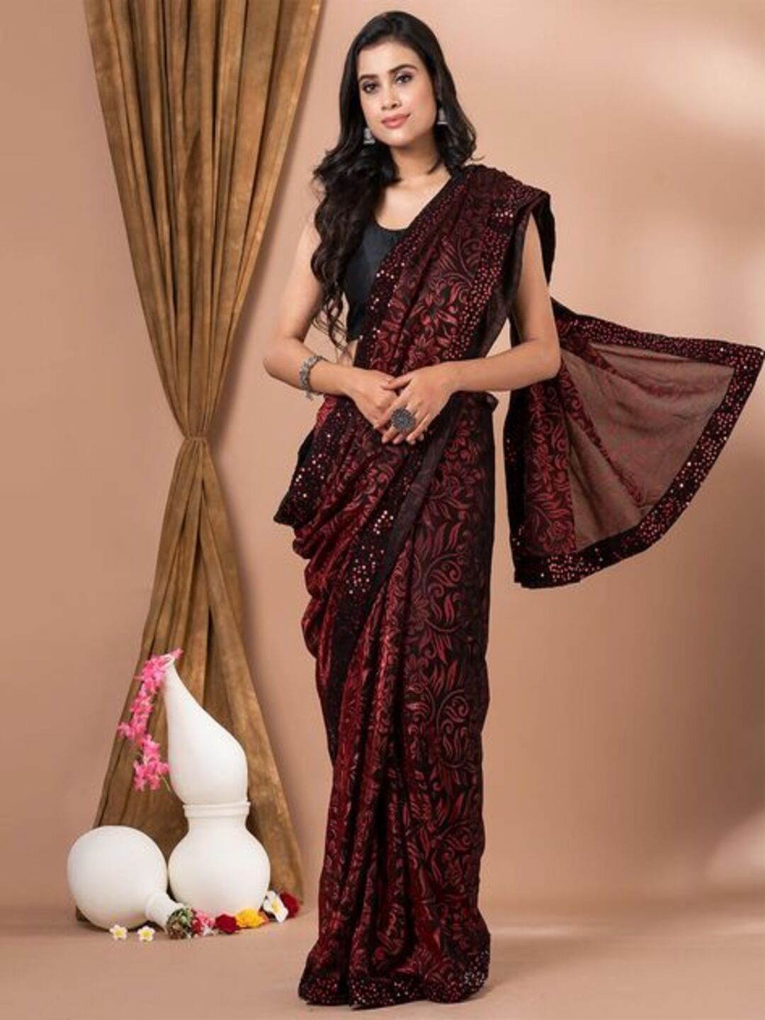 

VRAGI Floral Printed Sequinned Saree, Maroon