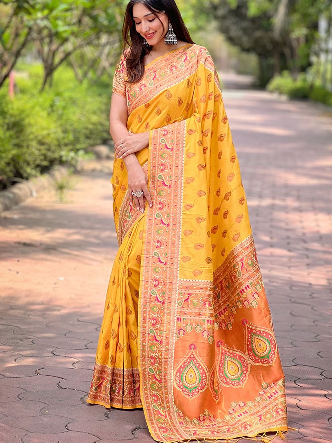 

DIVASTRI Women Woven Design Zari Paithani Saree, Yellow