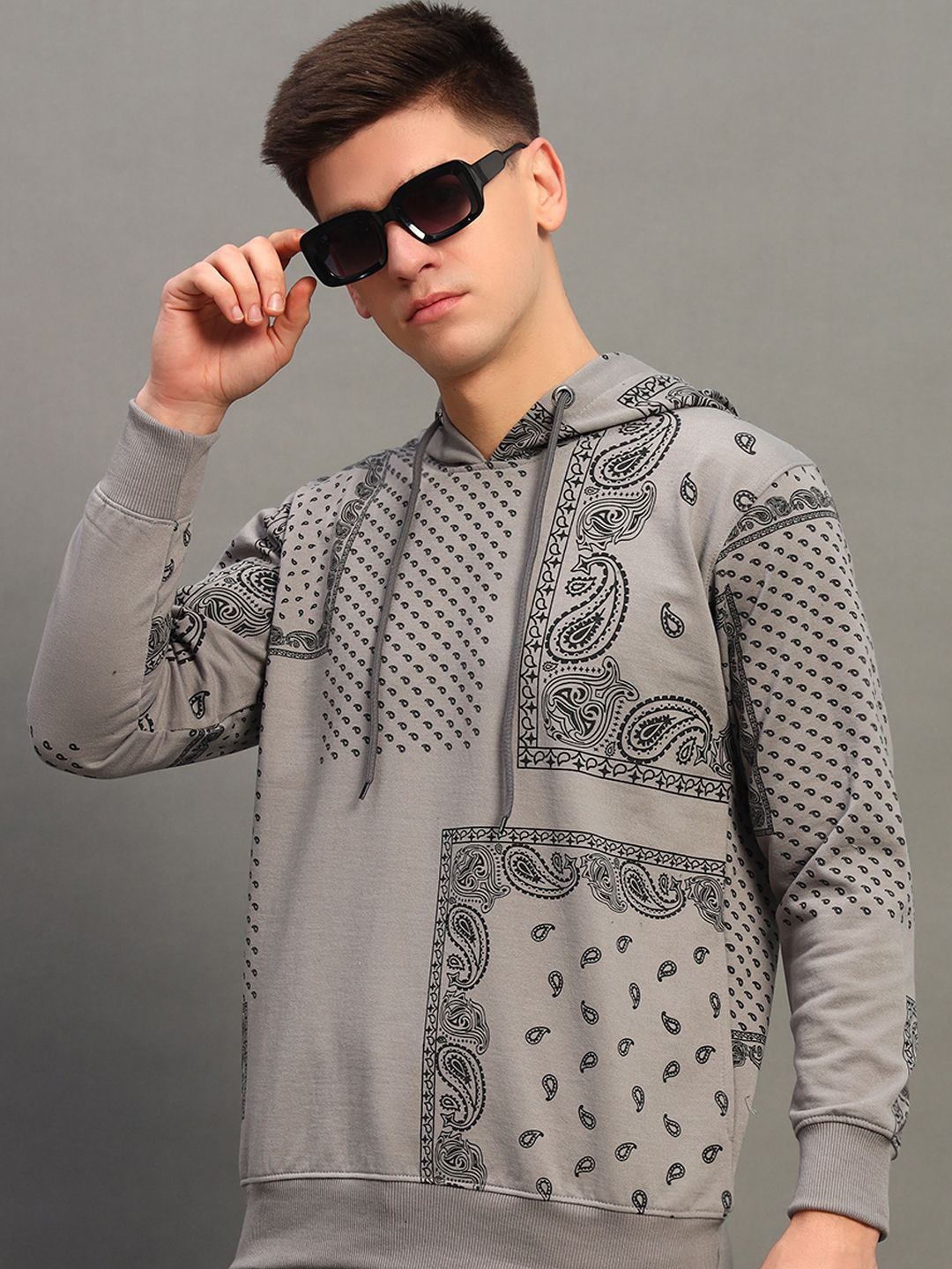 

THE CASUALS Men Printed Hooded Sweatshirt, Grey