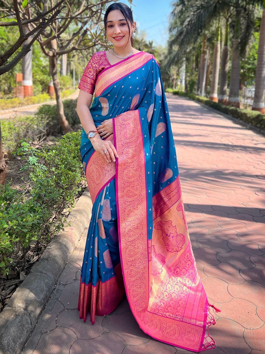 

DIVASTRI Woven Design Zari Banarasi Saree, Blue