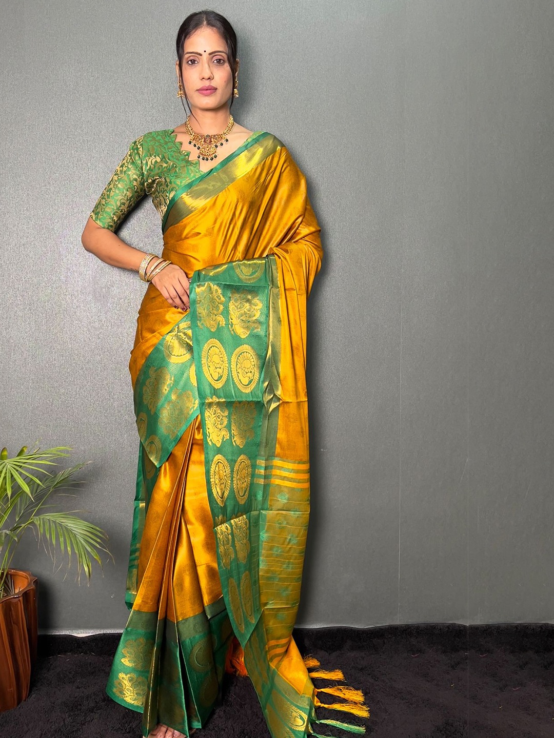 

DIVASTRI Woven Design Zari Ready to Wear Banarasi Saree, Yellow